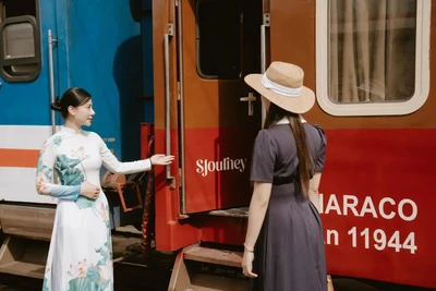 Khách trải nghiệm tour cao cấp bằng tàu hỏa. Ảnh: Sjourney