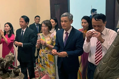 Đại sứ Nguyễn Minh Vũ cùng cán bộ Đại sứ quán và đại diện bà con người Việt tại Campuchia thành kính dâng hương tưởng nhớ Chủ tịch Hồ Chí Minh.