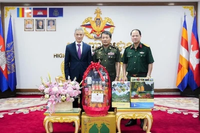 Đại sứ Nguyễn Minh Vũ chúc Tết Tổng Tư lệnh các lực lượng vũ trang Hoàng gia Campuchia, Đại tướng Vong Pisen.