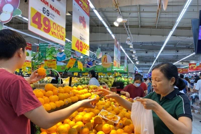 Người tiêu dùng mua sắm tại siêu thị Big C Thăng Long.