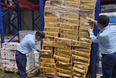 Lực lượng Quản lý thị trường Hà Nội kiểm tra hàng hóa vi phạm. 