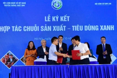 Hội Gốm sứ Kim Lan (huyện Gia Lâm) và Hội Làng nghề gỗ mỹ nghệ truyền thống Thiết Úng (huyện Đông Anh) ký kết hợp tác.