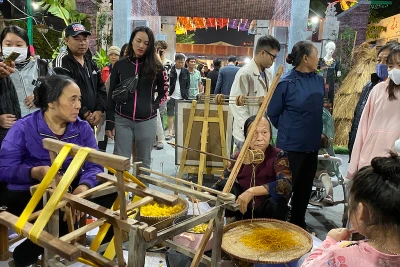 Nghệ nhân làng nghề Vạn Phúc trình diễn quy trình xe tơ, dệt lụa truyền thống.