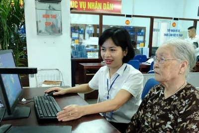 Hướng dẫn người dân thực hiện các thủ tục hành chính. 