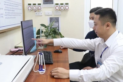 Cán bộ hướng dẫn người dân thực hiện thủ tục hành chính trên môi trường mạng.(Ảnh minh họa)