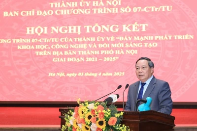 Phó Bí thư Thường trực Thành ủy Hà Nội Nguyễn Văn Phong phát biểu chỉ đạo tại hội nghị.