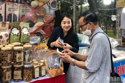 Doanh nghiệp tư vấn, thông tin chi tiết về sản phẩm tới người tiêu dùng.