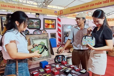 Nghệ nhân làng nghề giới thiệu các sản phẩm thủ công mỹ nghệ, quà tặng tới khách hàng.