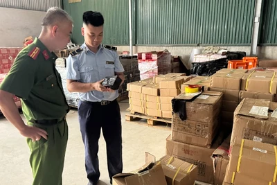 Lực lượng Công an và Quản lý thị trường Hà Nội kiểm tra hàng hóa vi phạm.