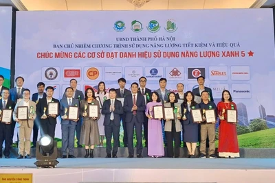 Lãnh đạo Sở Công thương Hà Nội trao danh hiệu Cơ sở, công trình xây dựng sử dụng năng lượng xanh 5 sao.