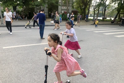 Không gian phố đi bộ Hồ Gươm đã trở thành không gian vui chơi, giải trí của đông đảo người dân. 