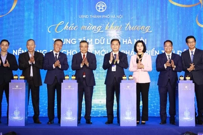 Các đại biểu thực hiện nghi thức khai trương Trung tâm.