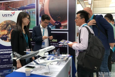 Các doanh nghiệp trao đổi cơ hội hợp tác trong lĩnh vực công nghiệp hàng không tại chương trình.