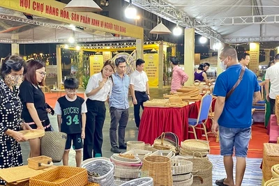 Hoạt động sản xuất kinh doanh của các làng nghề đóng góp quan trọng cho phát triển kinh tế Thủ đô.