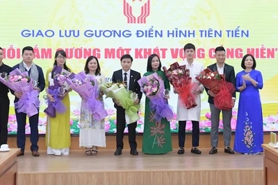 Những tấm gương điển hình tiên tiến giao lưu tại chương trình.