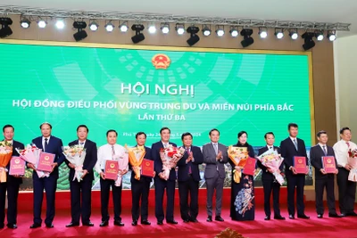 Phó Thủ tướng Trần Lưu Quang trao quyết định quy hoạch Vùng trung du miền núi phía bắc cho các địa phương trong Vùng.