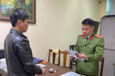 Công an tỉnh Phú Thọ đọc lệnh bắt đối với Phó phòng Tài nguyên và Môi trường huyện Phù Ninh Nguyễn Công Thành. (Ảnh: Công an tỉnh Phú Thọ)