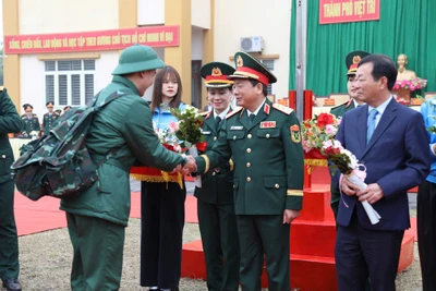 Đồng chí Trịnh Văn Quyết động viên tân binh thành phố Việt Trì lên đường nhập ngũ.