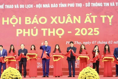Các đại biểu cắt băng khai mạc Hội báo Xuân tỉnh Phú Thọ năm Ất Tỵ 2025.