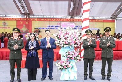 Lãnh đạo tỉnh Phú Thọ chúc mừng Đại hội khỏe Vì an ninh Tổ quốc.