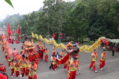 Dẫn đầu các đoàn rước kiệu là đội múa lân sư rồng.