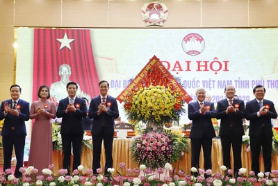 Chủ tịch Ủy ban Trung ương Đỗ Văn Chiến tặng hoa chúc mừng đại hội.