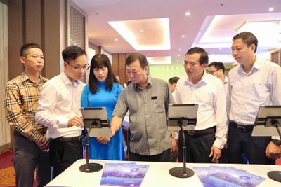 Các đại biểu tham quan gian hàng trưng bày các sản phẩm công nghệ của các đơn vị viễn thông.