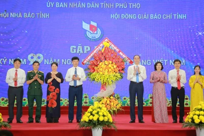 Lãnh đạo tỉnh Phú Thọ tặng hoa chúc mừng các thế hệ làm báo tỉnh Phú Thọ nhân Kỷ niệm 99 năm Ngày Báo chí cách mạng Việt Nam.