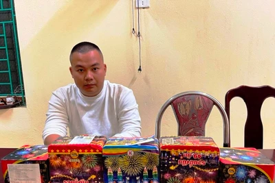 Đối tượng Lê Văn Đức cùng pháo tang vật.