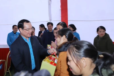 Lãnh đạo Tổng Liên đoàn Lao động Việt Nam trao tặng quà cho công nhân Thanh Hóa.