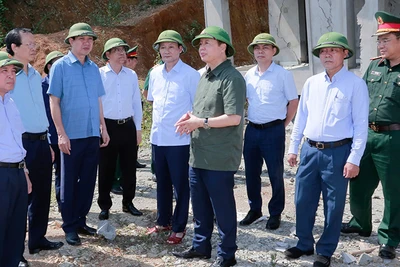 Phó Thủ tướng kiểm tra tình hình sạt lở đồi, đe dọa an toàn trường học ở xã Lâm Phú, huyện Lang Chánh.