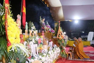 Ban trị sự Phật giáo thực hành nghi lễ cầu siêu.