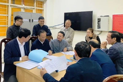 Các thành viên đoàn công tác kiểm tra chống khai thác IUU tại Cảng lạch Hới, thành phố Sầm Sơn.