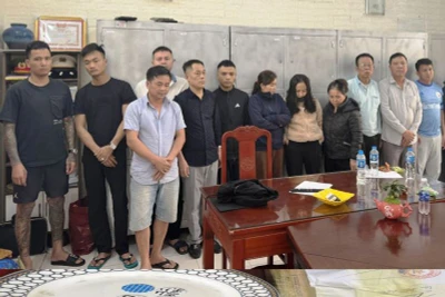 Các đối tượng tổ chức, đánh bạc cùng tang vật.