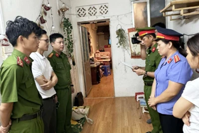 Cơ quan chức năng thi hành quyết định khởi tố, bắt giam bị can.