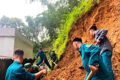 Lực lượng địa bàn trợ giúp hộ dân xử lý điểm sạt lở đất.