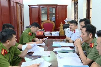 Đoàn liên ngành bàn giao hồ sơ, vụ việc sang Công an huyện Thọ Xuân điều tra.