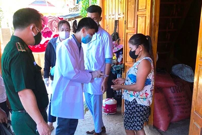 Cơ quan chuyên môn cấp phát thuốc điều trị dự phòng cho người dân.