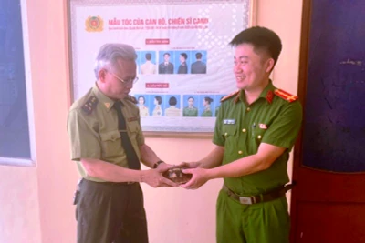 Công an bàn giao cá thể rùa cho Trung tâm cứu hộ.