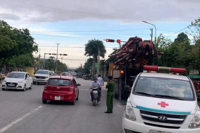 Lực lượng chức năng khắc phục hậu quả vụ tai nạn giao thông.