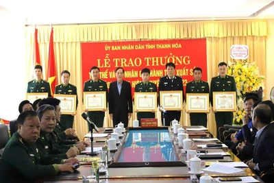 Lãnh đạo tỉnh Thanh Hóa trao tặng Bằng khen cho tập thể, cá nhân xuất sắc.