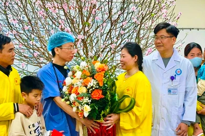 Niềm vui của gia đình cùng nhân lực y tế.