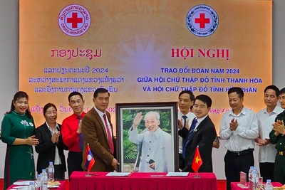 Hội Chữ thập đỏ tỉnh Thanh Hóa tặng ảnh Bác Hồ cho Hội Chữ thập đỏ tỉnh Hủa Phăn.