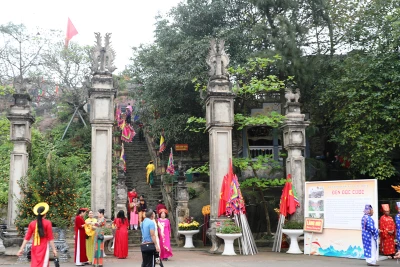 Tam quan dẫn lối lên Đền thờ Độc Cước.