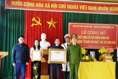 Thân nhân, gia đình đón nhận Quyết định và Bằng Tổ quốc ghi công liệt sĩ Vi Văn Luân.