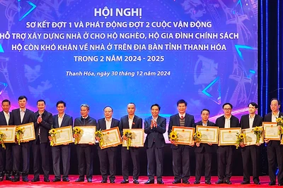 Bí thư Tỉnh ủy Thanh Hóa trao tặng Bằng khen cho các tập thể có thành tích trong thực hiện Chỉ thị 22.