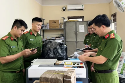 Công an xem xét tang vật vụ án.