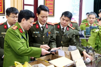 Lãnh đạo Công an Thanh Hóa xem xét tang vật vụ án.