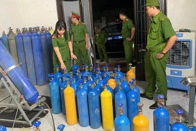 Lực lượng chức năng phát hiện, thu giữ bình chứa, thiết bị san, chiết "khí cười" trái phép.