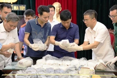 Lực lượng chức năng kiểm tra ma túy tang vật vụ án.